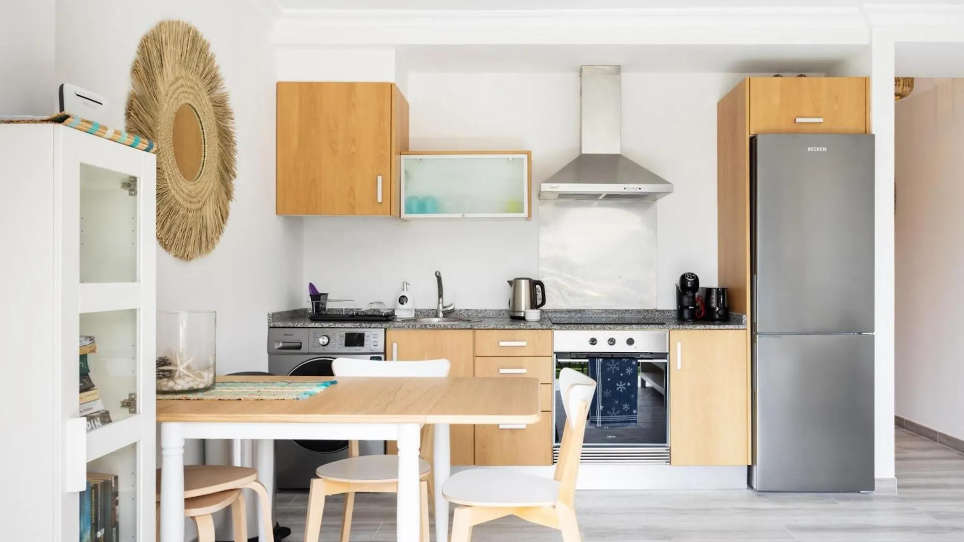 Kontakte von Moderno Apartamento Junto Al Mar Con Balcon, Aparcamiento Y Wi-Fi - Es-279-11